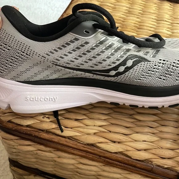 Saucony sneakers - Picture 2 of 4